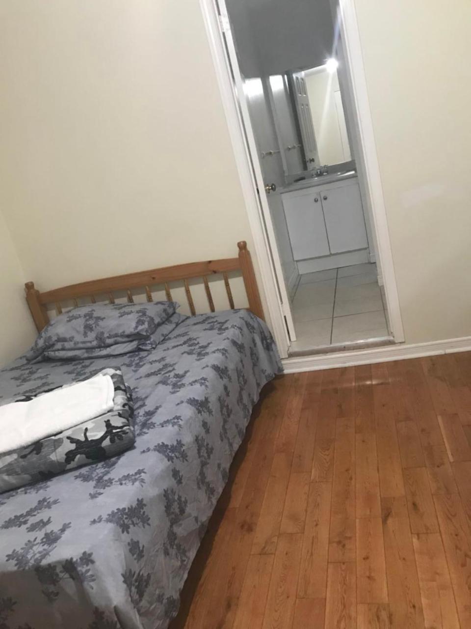 Monthly University Apartment-Elizabeth Торонто Екстериор снимка