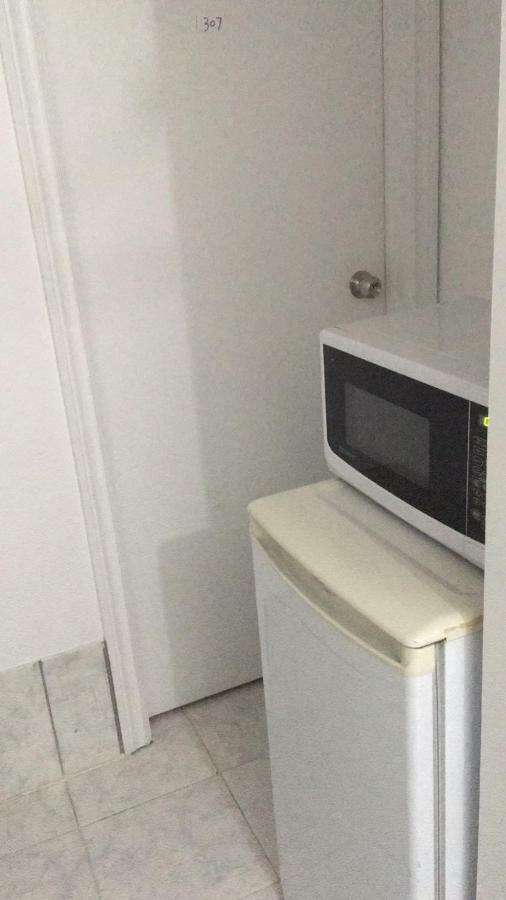 Monthly University Apartment-Elizabeth Торонто Екстериор снимка