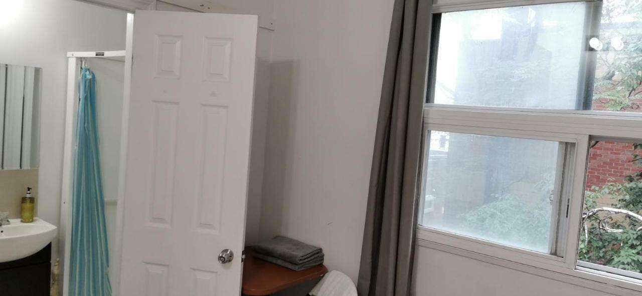 Monthly University Apartment-Elizabeth Торонто Екстериор снимка